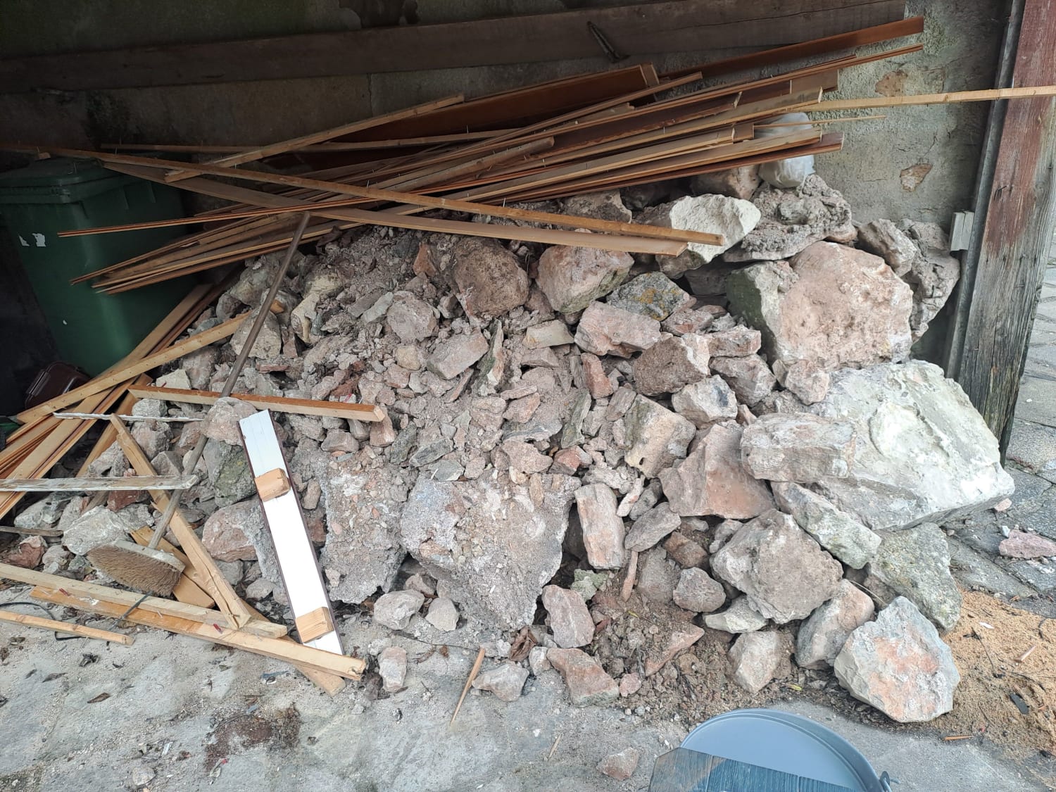 Cost of hiring a 4yard skip for construction waste removal in Wells